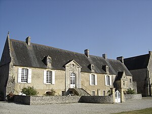 Longues-sur-Mer. Logis abbatial de l'Abbaye Sainte-Marie, façade sud.jpg