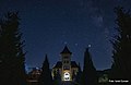 Mănăstirea Sihăstria Voronei, vedere nocturnă. Turla de la intrarea în mănăstire, planetele Jupiter Saturn și Calea Lactee.