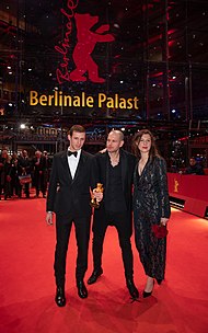 Tom Mercier, Nadav Lapid und Louise Chevillotte mit dem gewonnenen Goldenen Bären