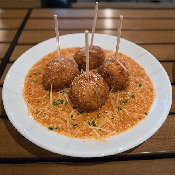 File:Macaroni and Cheese Balls - PINSTACK plano (2015-04-10 19.17.42 by Nan Palmero).jpg