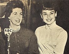 Maggi Maknellis Audrey Xepbern bilan suhbatlashmoqda, 1953.jpg