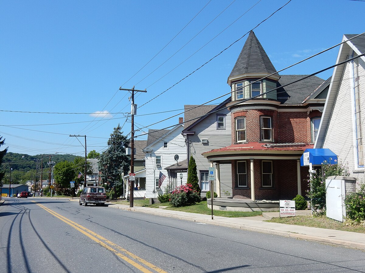 1200px Main_St%2C_Walnutport_PA_01