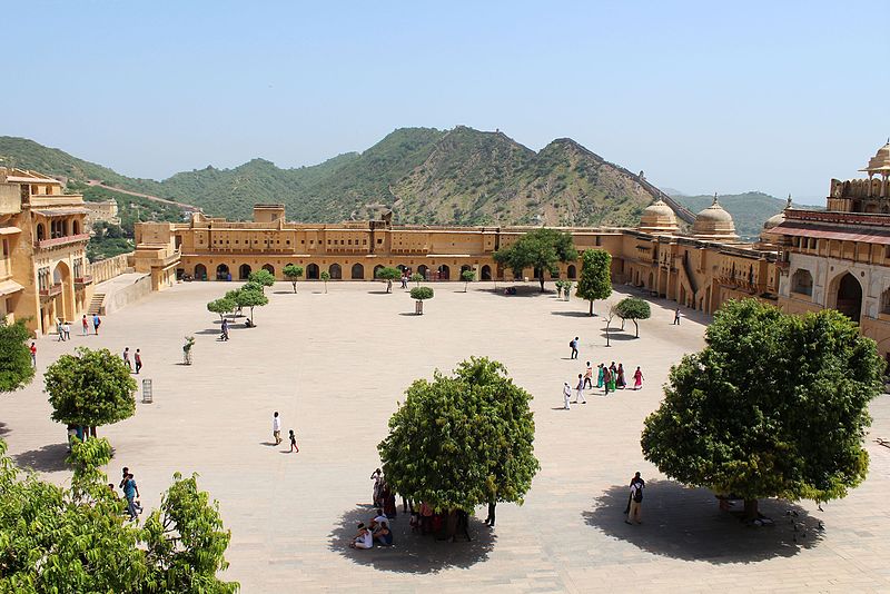 File:Main courtyard of Amber fort.jpg