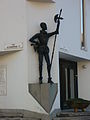 Makrisz Agamemnon: alabárdos katona szobra az Almagyar és a Kossuth Lajos utca sarkán