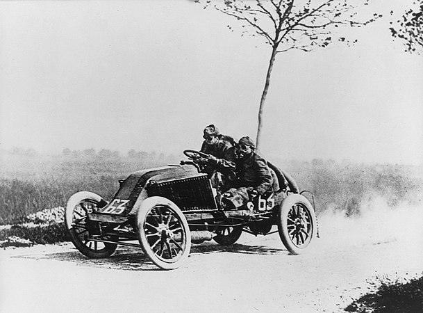 Marcel Renault fotograferet under løbet Paris-Madrid i 1903.