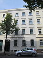 Mariannenstraße 51; Mietshaus in geschlossener Bebauung mit Hausdurchgang; Putzfassade