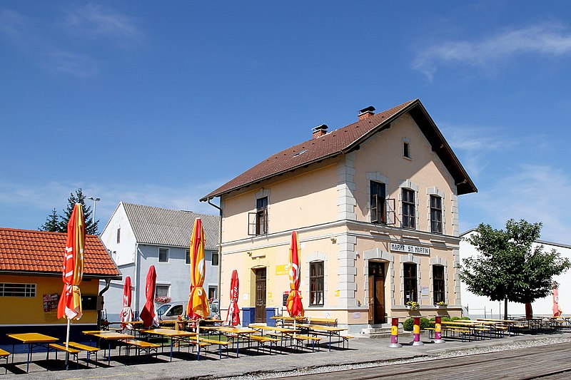 File:Markt St. Martin - Bahnhof.JPG