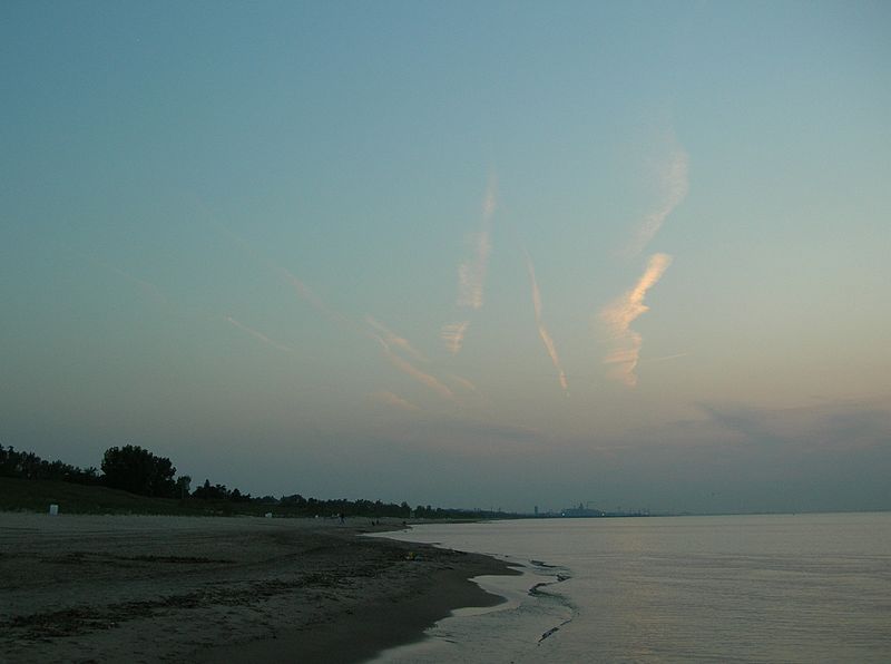 File:Marquette Beach west.jpg