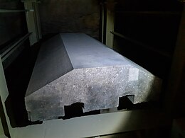 Крышка одного из саркофагов Серапеума