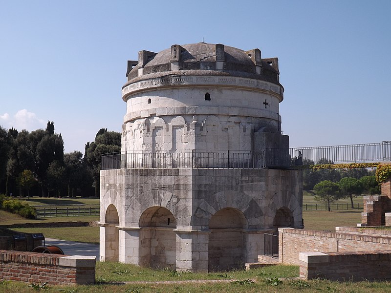 File:Mausoleo di Teodorico, esterno.jpg