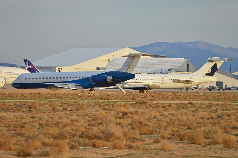 File:McDonnell Douglas MD-83s ‘N949NS’ & ‘N975AS’, Victorville, CA. 28-2-2016 (26812014924).jpg