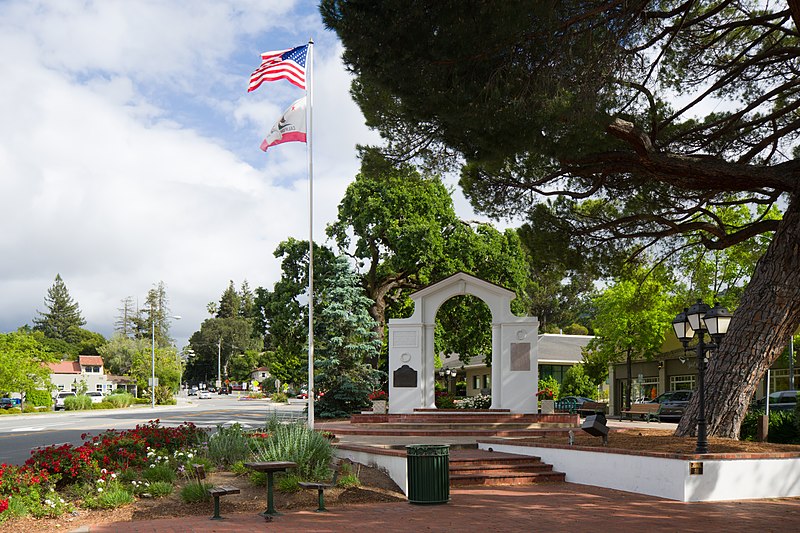 File:Memorial Arch Saratoga California.jpg