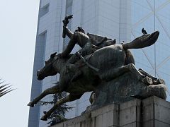 La estatua de Manuel Rodríguez contra la torre Telefónica
