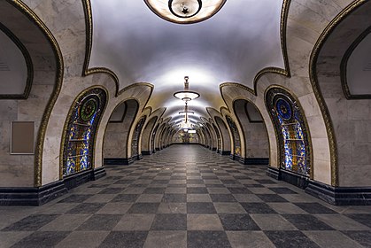 Estação Novoslobodskaia, uma das estações da Linha Kolhtsevaia (Linha 5) do Metrô de Moscou, Rússia. (definição 3 200 × 2 133)