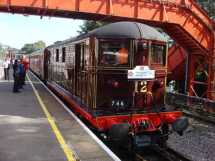 Railways london. Поезда в Лондоне. Поезда Англии. Поезд на английском. Поезда метро Англии.