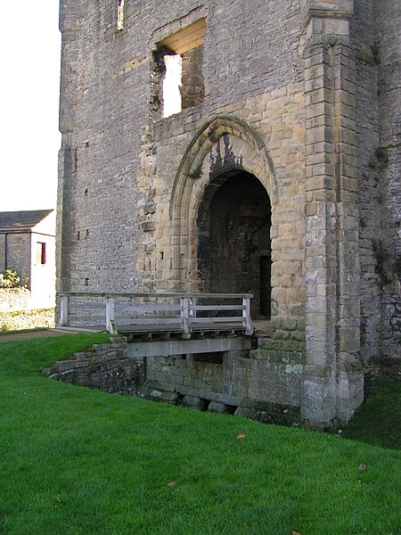 ไฟล์:Middleham_Castle.JPG