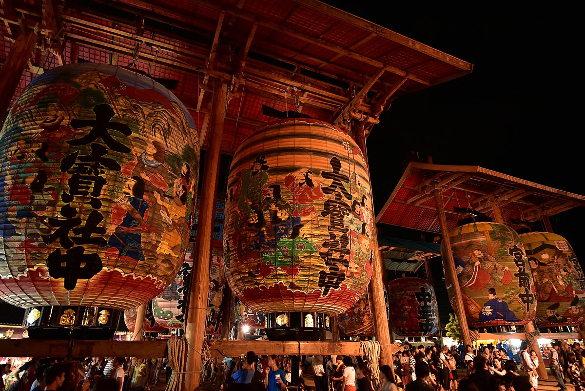 https://upload.wikimedia.org/wikipedia/commons/thumb/f/fe/Mikawa_Isshiki_Lantern_Festival.jpg/1200px-Mikawa_Isshiki_Lantern_Festival.jpg