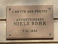 Mindetavle Niels Bohr, Gustmeyers Gaard, Ved Stranden 14, Koebenhavn.jpg