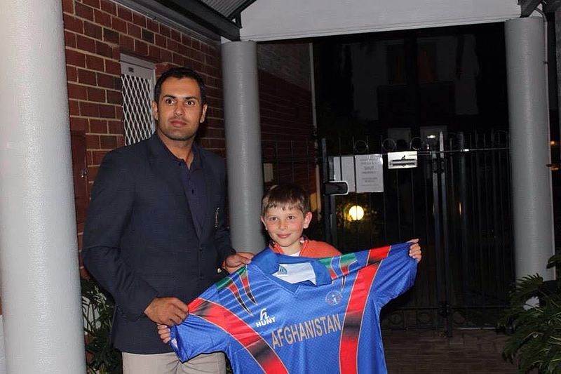 File:Mohammad Nabi with an Afghan-Australian fan in 2014.jpg