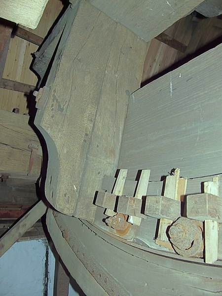 File:Molen Kerkhovense molen, kap bovenwiel achterkant (4).jpg