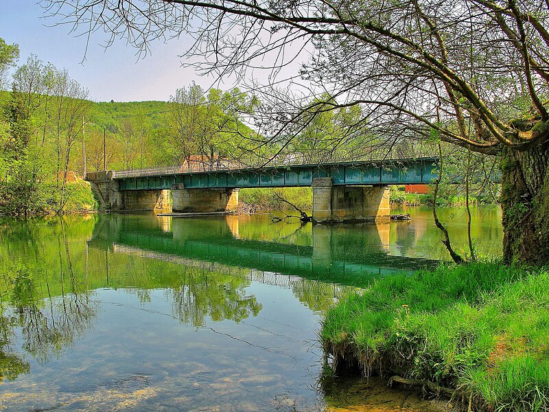 File:Montgesoye, le pont sur la Loue.jpg