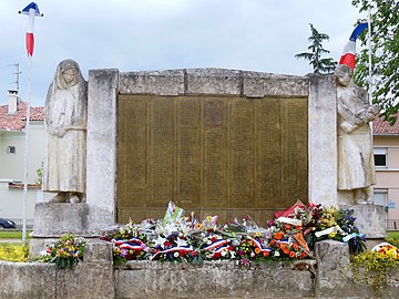 Square des Anciens-Combattants, avec le monument aux morts de Mont-de-Marsan et la Fontaine Les Jeux de la Mer (1935).