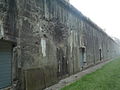 Zasažená zeď pevnosti Loncin