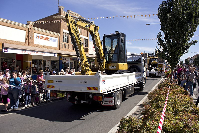 File:Murrumbidgee Irrigation vehicle in the SunRice Festival parade in Pine Ave (2).jpg