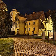 Museum med det gamle klokketårn i baggrunden