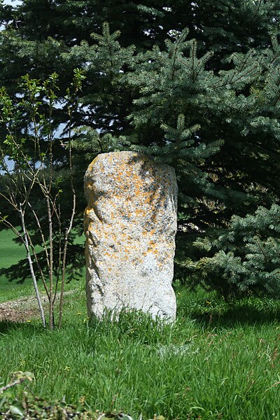 File:Nages menhir Carriere.JPG