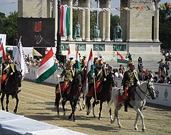 Lovasok felvonulása magyar huszár uniformisban
