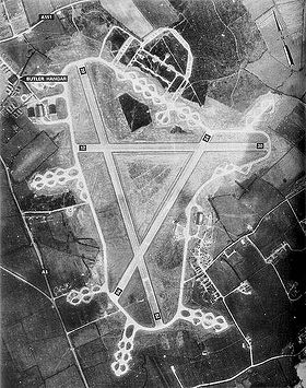 Photo aérienne du North Witham Airfield prise le 19 mars 1944. Noter les hangars, situés dans la zone technique au nord-ouest, ainsi que les hangars en dur type T-2 au sud-est.