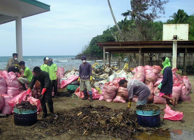 File:Oil Spill (Nueva Valencia, Guimaras).jpg