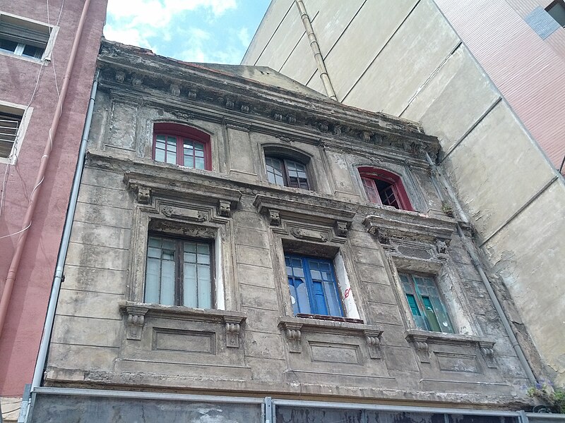 File:Old building in disrepair (18634865260).jpg