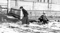 Olga traina suo fratello Alexei su un slittino, 1917-1918