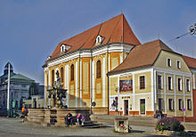 Regionalmuseum (ehemals Clarakirche) und Tritonenbrunnen am Platz der Republik