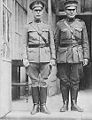 第一次世界大戦期の海兵隊将校(右)と陸軍将校(左)