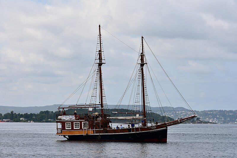 File:Oslo harbor (2).jpg