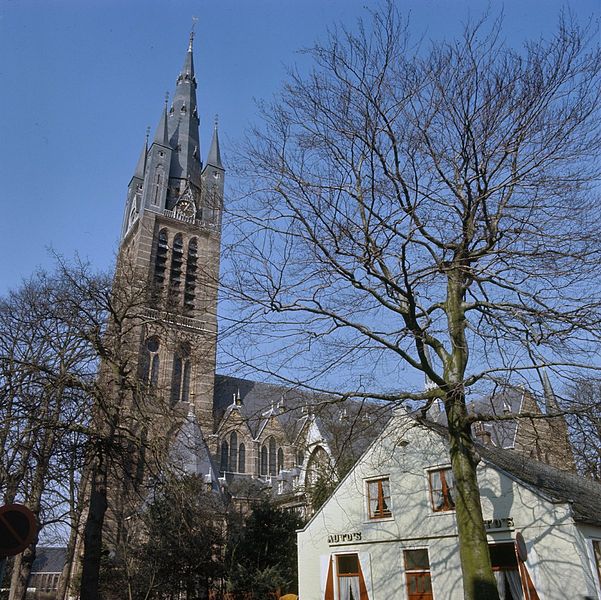 File:Overzicht de kerktoren en een deel van de zuidgevel - Hilversum - 20381525 - RCE.jpg