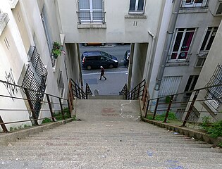 マナン通りとビュット＝ベルジェールとを結ぶ階段 (Escalier reliant la rue Manin à la butte Bergeyre - Paris XIX)。ビュット＝ショーモン公園の西側に隣接している。