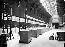 Photographie en noir et blanc d'une salle d'exposition du musée des Monuments français (date inconnue).