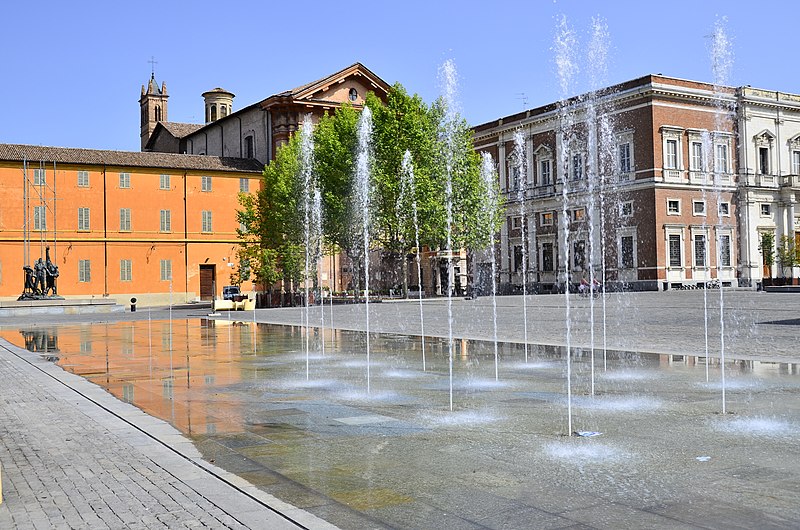 File:Panoramica della piazza con la inconfondibile fontana.jpg