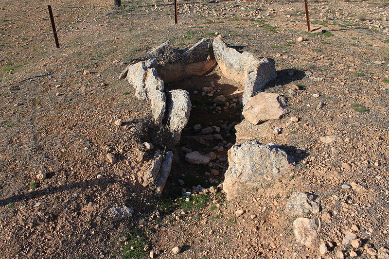 File:Parque megalítico de Gorafe Dolmen 113 (2).JPG