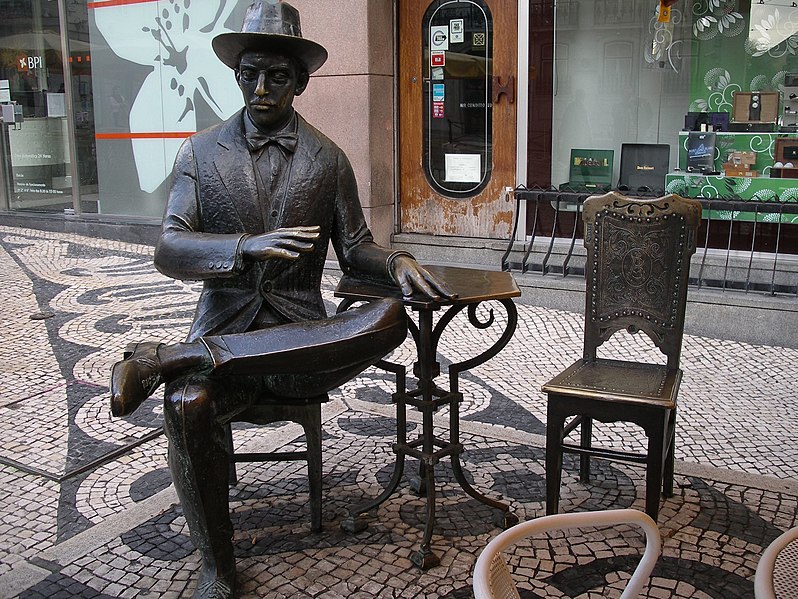 File:Pessoa Statue 01 (346662015).jpg