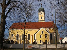 Mühldorfer Straße 5; kath. Pfarrkirche Mariä Heimsuchung; im Kern gotisch, barocke Umgestaltung 1755-66 von Balthasar Trischberger; mit Ausstattung.