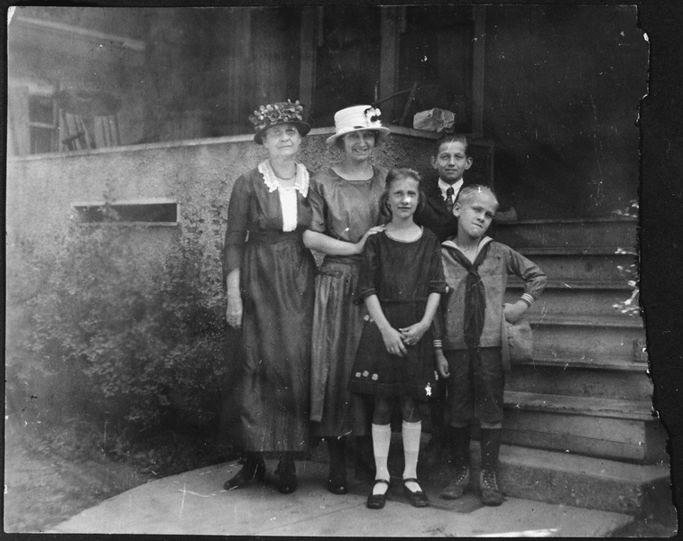 File:Photograph of Gerald R. Ford, Jr., Posing with his Cousins Gardner James and Adele Elizabeth James, his Aunt Tannisse... - NARA - 186910.tif