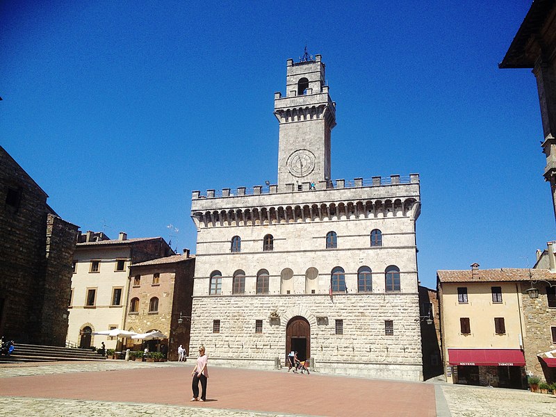 File:Piazza Grande e Palazzo Comunale.jpg