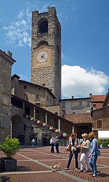 Файл:Piazza_Vecchia_and_Campanone._Bergamo,_Italy.jpg