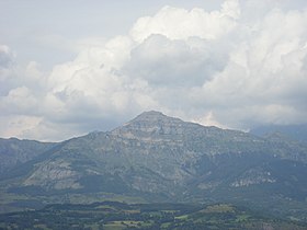 Vedere a vârfului Queyrel de la terenul de golf Gap-Bayard.