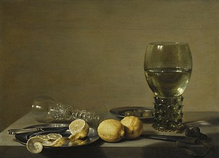 Nature morte avec deux citrons, verre de Venise, römer, un couteau et des olives sur une table